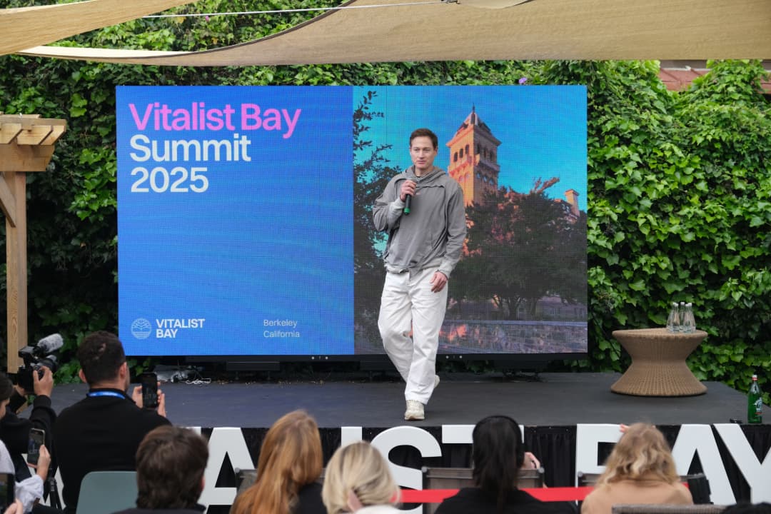 Vitalist Bay Summit stage screen, on-site photo